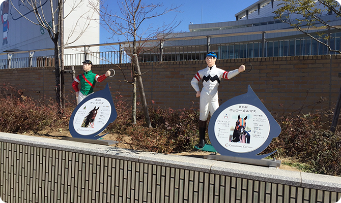 歴代優勝馬のレリーフが飾られているチャンピオンズカップメモリアルロード