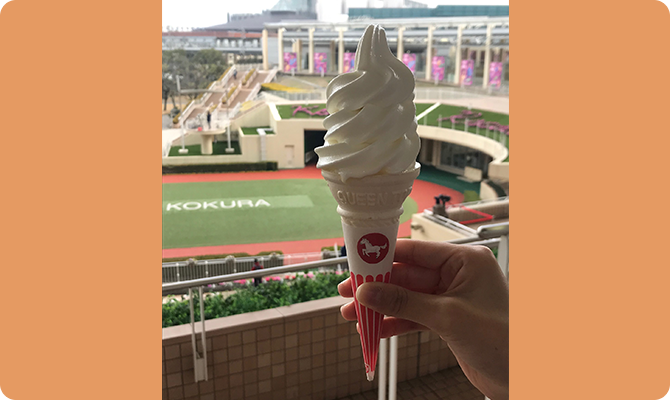 白馬をイメージした名物のソフトクリーム