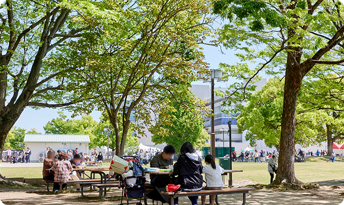 ゆったり休憩できるひだまり広場
