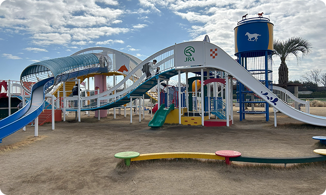 馬場内は子どもが楽しめる遊び場も♪